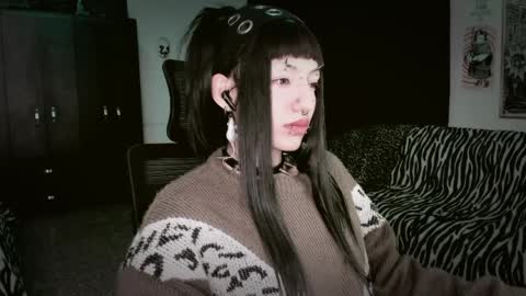 Roxy Independient model Help me to reach 50 thumbs up online show from March 31, 1:06 am