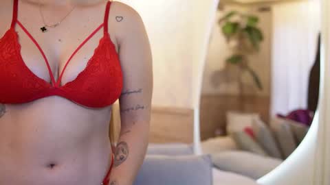 Snapshot of roxy_vega chatting on October 6, 12:34 pm Roxy  online show from October 6, 12:34 pm