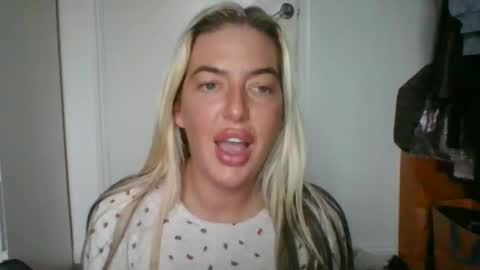 Snapshot of rubyredxxxoxxx chatting on December 27, 9:28 am rubyredxxxoxxx online show from December 27, 9:28 am