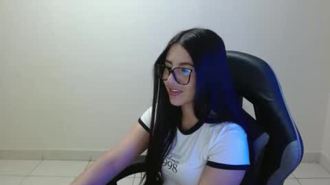 Sahaliefox  online show from April 15, 9:04 pm