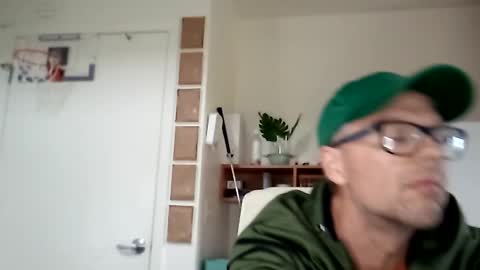 Snapshot of salis1981 chatting on March 2, 11:42 pm salis1981 online show from March 2, 11:42 pm