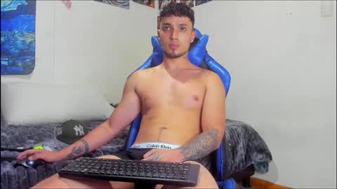 Snapshot of salvatore_dereck chatting on October 15, 12:36 am online show from October 15, 12:36 am