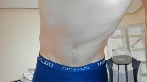 Snapshot of sam_huston18 chatting on February 18, 4:37 am BACK IN 2 WEEKS online show from February 18, 4:37 am