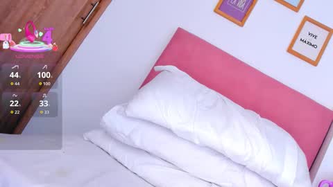 V A  N E S S A  online show from March 6, 10:20 pm