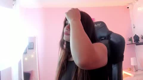 samathamiller_ online show from October 25, 7:25 pm