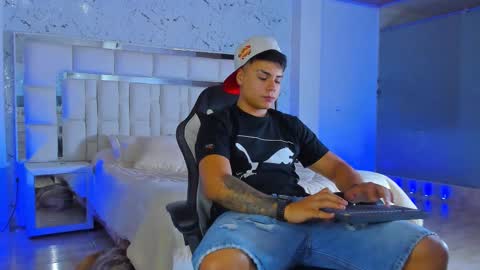 Snapshot of santiagoreyesft chatting on October 16, 1:49 am Santi Reyes online show from October 16, 1:49 am
