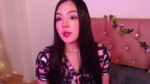 Snapshot of saraa_swett chatting on March 10, 2:26 pm online show from March 10, 2:26 pm