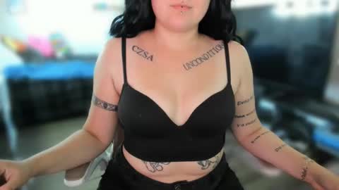 Snapshot of sarah_e_xx chatting on October 2, 5:12 pm Sarah online show from October 2, 5:12 pm