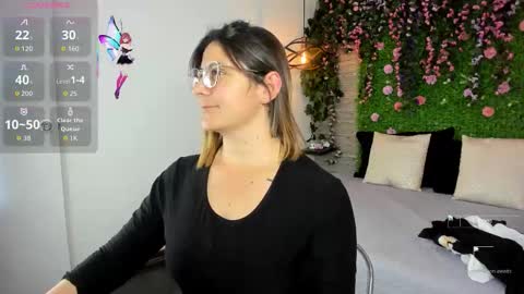 Sarah Deyvis online show from November 18, 5:49 pm