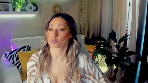 Divine Sarah NONUDE model online show from May 10, 6:31 am