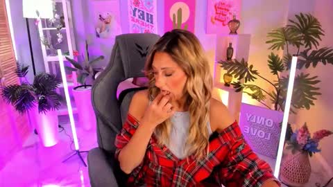 Snapshot of sarahholly chatting on September 25, 12:34 pm Divine Sarah NONUDE model online show from September 25, 12:34 pm