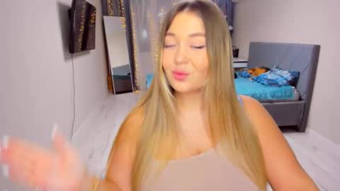 Sarah online show from February 19, 2:38 pm