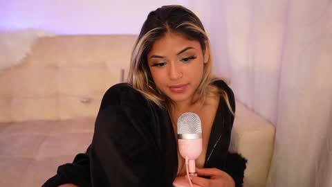 Snapshot of saraparisi_ chatting on February 7, 3:13 am Sara online show from February 7, 3:13 am