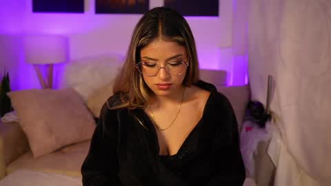 Snapshot of saraparisi_ chatting on February 18, 12:48 am Sara online show from February 18, 12:48 am