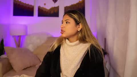Snapshot of saraparisi_ chatting on February 19, 2:01 am Sara online show from February 19, 2:01 am