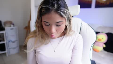 Snapshot of saraparisi_ chatting on February 4, 9:20 pm Sara online show from February 4, 9:20 pm