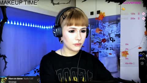 Snapshot of say_mary chatting on December 15, 11:20 pm pronoun she. name Mary. age 21. online show from December 15, 11:20 pm