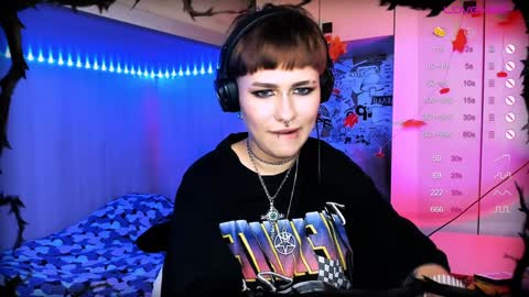 Snapshot of say_mary chatting on December 1, 4:32 pm pronoun she. name Mary. age 21. online show from December 1, 4:32 pm