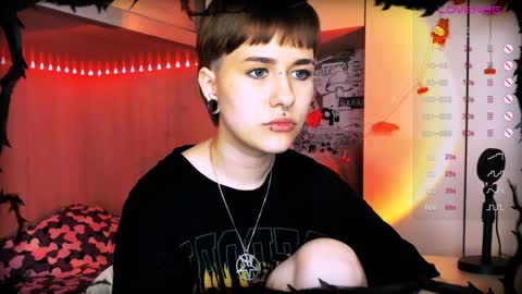 Snapshot of say_mary chatting on December 5, 1:55 pm pronoun she. name Mary. age 21. online show from December 5, 1:55 pm
