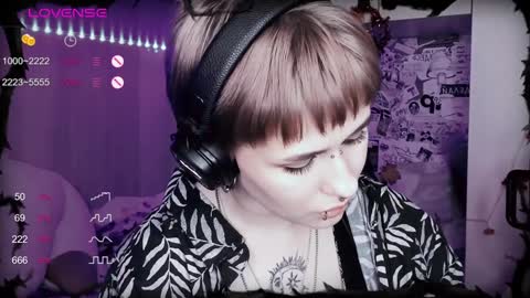 Snapshot of say_mary chatting on February 3, 3:59 pm pronoun she. name Mary. age 21. online show from February 3, 3:59 pm