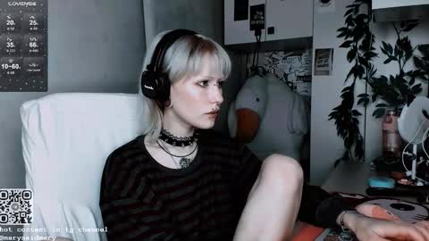 Snapshot of say_mary chatting on October 19, 6:56 pm pronoun she. name Mary. age 21. online show from October 19, 6:56 pm