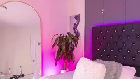 Snapshot of scarlett__durand chatting on October 1, 1:43 pm scarlett__durand online show from October 1, 1:43 pm
