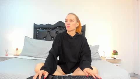 Snapshot of scarlettmilf_cg chatting on December 21, 12:38 pm Scarlett online show from December 21, 12:38 pm