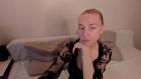 Snapshot of secret_dreams_ chatting on October 19, 9:25 am Amanda and pair in a real life we love each other but can play with you online show from October 19, 9:25 am
