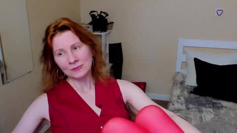 Snapshot of seductive_foxy_ chatting on October 1, 2:43 am seductive_foxy_ online show from October 1, 2:43 am