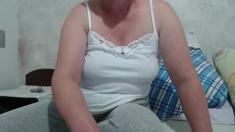 Snapshot of seniorita333 chatting on October 21, 7:35 am Lenna online show from October 21, 7:35 am