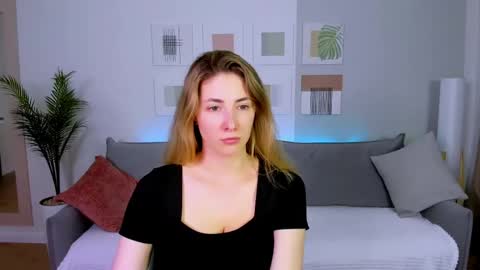 sensitiveheartt online show from April 15, 8:20 pm