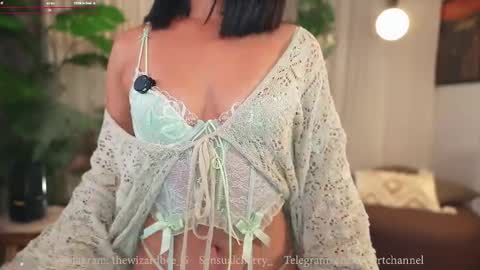 Snapshot of sensualcherry_ chatting on September 28, 1:03 am Maria- OF sensual bee online show from September 28, 1:03 am