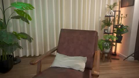 Snapshot of sensualcherry_ chatting on December 4, 2:25 am Maria- OF sensual bee online show from December 4, 2:25 am