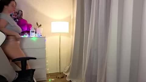 My name is Mia whats yours online show from December 18, 7:42 pm