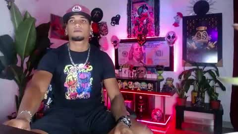Aharon  ravelo online show from June 14, 4:47 am