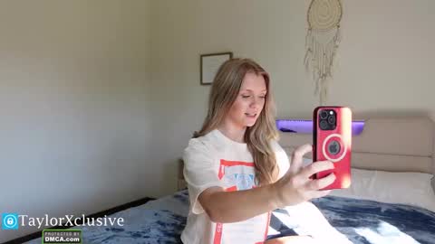 Blake and Taylor online show from November 8, 9:29 pm