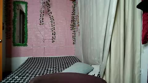 Snapshot of sexy_lolas chatting on October 18, 5:11 am sexy lolas online show from October 18, 5:11 am
