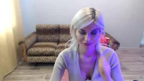 Snapshot of sexybeatriice chatting on October 9, 7:14 am sexybeatriice online show from October 9, 7:14 am