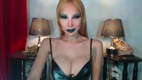 Snapshot of sexylusty2258 chatting on October 9, 11:59 am Queen Sofia online show from October 9, 11:59 am