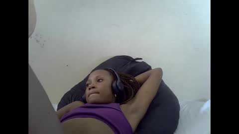 Snapshot of sexypetite4 chatting on October 22, 10:18 am SHARON online show from October 22, 10:18 am