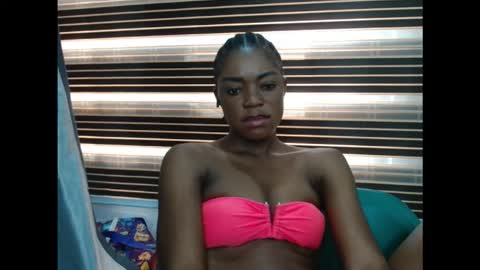 Snapshot of sexyxbunnyxx chatting on October 20, 12:43 pm Blue online show from October 20, 12:43 pm