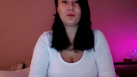 Snapshot of shakeit_good chatting on October 5, 6:11 am Mila online show from October 5, 6:11 am