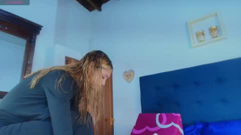 shantallvegga1 online show from September 16, 12:18 pm