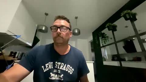 Snapshot of sharksboy16 chatting on October 6, 5:58 am Sharksboy online show from October 6, 5:58 am