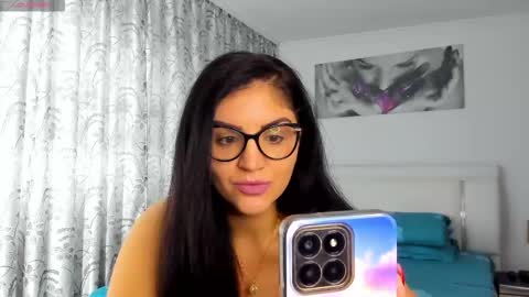 Snapshot of sherllystone chatting on October 6, 10:00 am Miky online show from October 6, 10:00 am