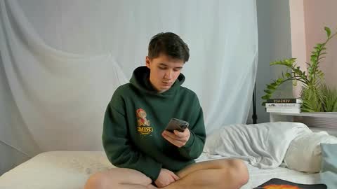 Max online show from March 25, 6:47 pm