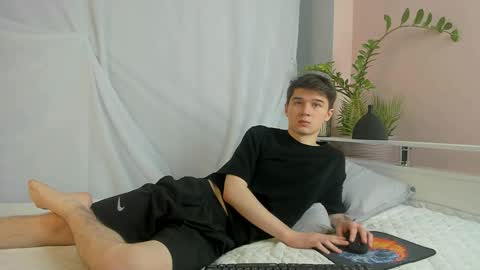 Max online show from April 15, 7:58 pm