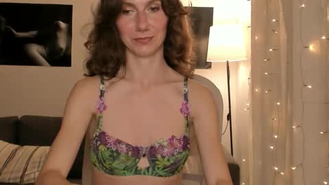 shesleepsnaked online show from February 25, 6:33 pm