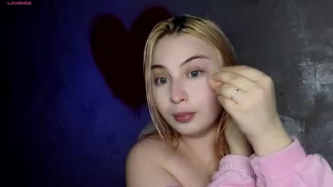 Snapshot of shy_blondiee chatting on October 12, 10:22 pm Molly online show from October 12, 10:22 pm