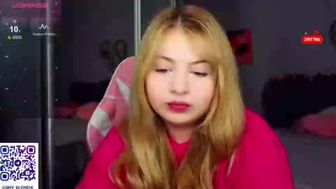 Snapshot of shy_blondiee chatting on January 31, 10:52 pm Molly online show from January 31, 10:52 pm